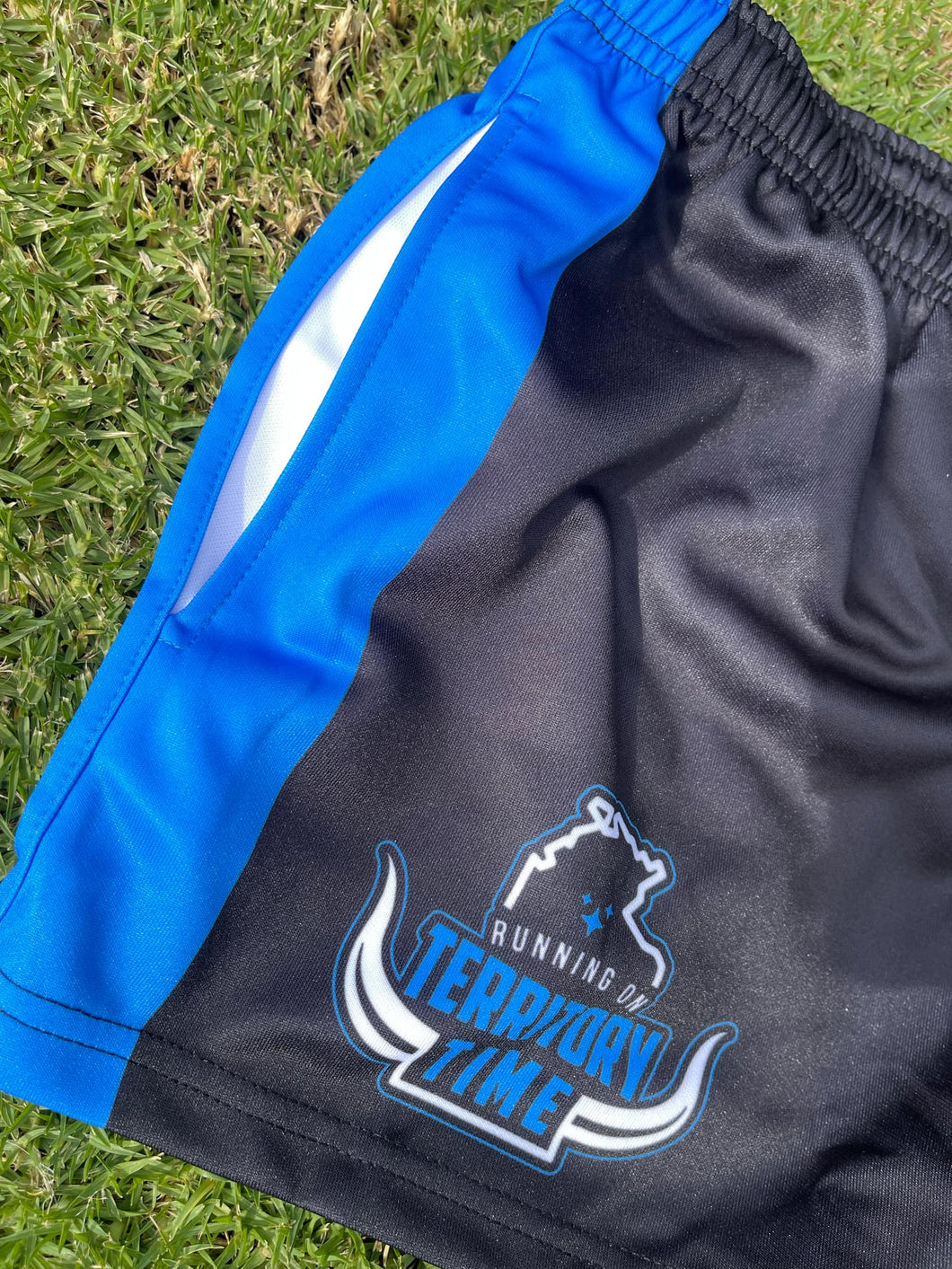 TERRITORY TIME SUNRISE FOOTY SHORTS - BLUE STRIPE